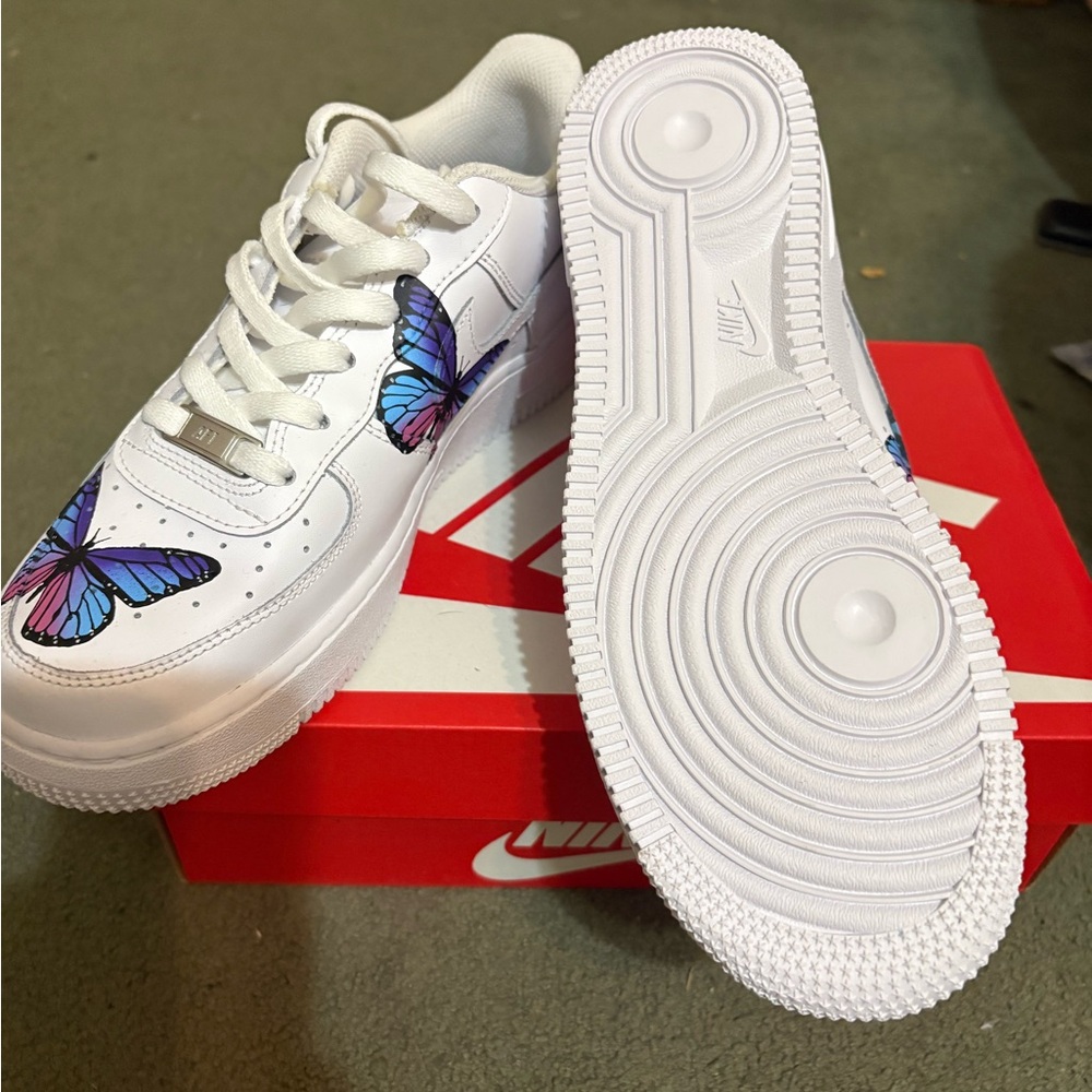 Nike White Mesh Sneakers - Picture 5 of 8